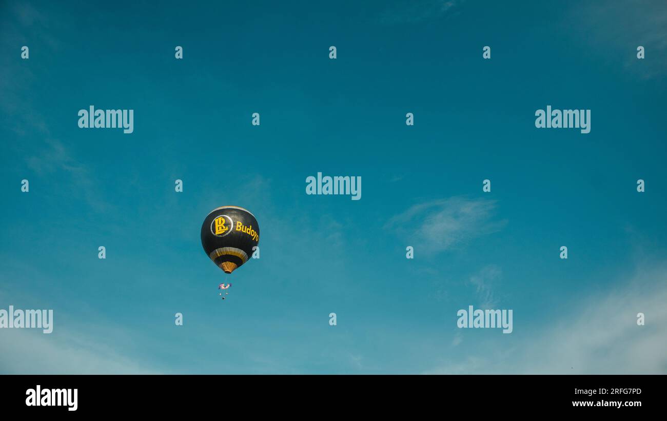 Un ballon qui vole et maintient sa position pour gagner le championnat au Wonosobo Air Balloon Festival 2022 à Karangluhur, Kertek. Banque D'Images