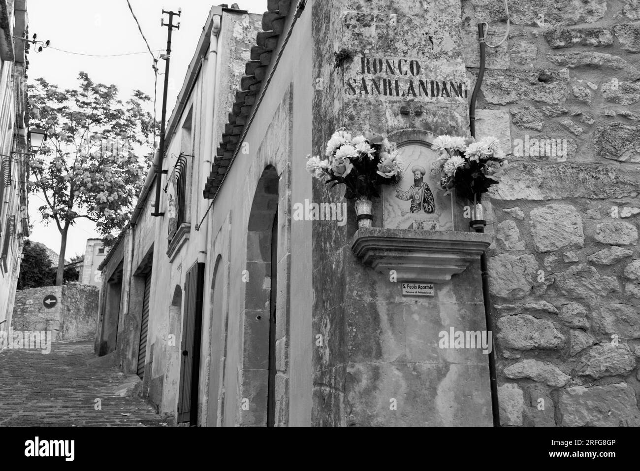 Rue noire et blanche 'Ronco Sanrlandano' et aedicule votive dans le district de San Paolo de Palazzolo Acreide, Sicile, Italie Banque D'Images