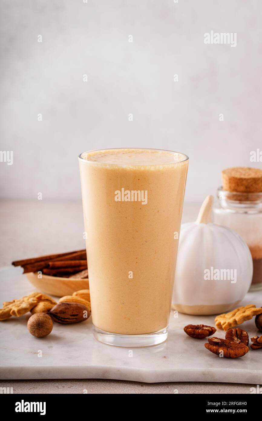 Smoothie tarte à la citrouille dans un grand verre avec de la cannelle, idée de petit déjeuner d'automne Banque D'Images