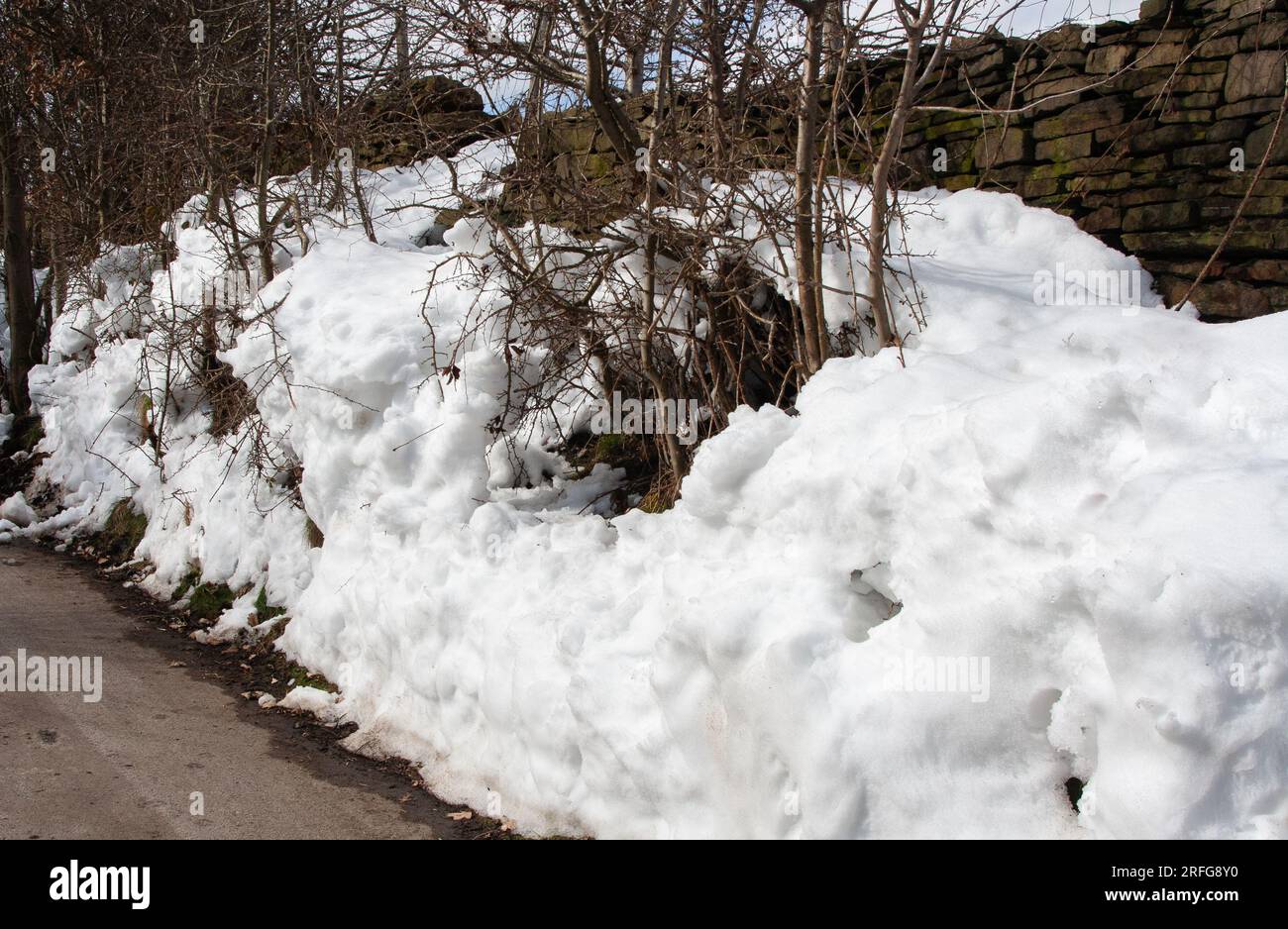 De profondes dérives de neige à Baildon, dans le Yorkshire. Banque D'Images