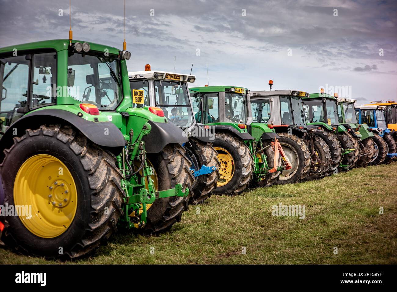 Vue arrière d'une ligne de tracteurs modernes prise lors d'un salon de tracteurs à Ayr Banque D'Images