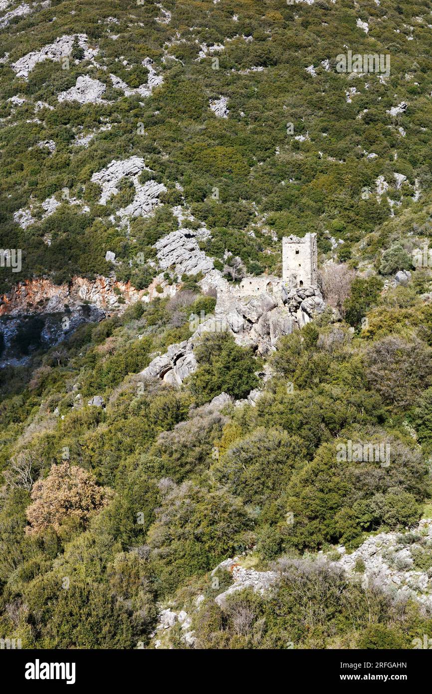 La vieille tour en ruine connue sous le nom de Tour Kitriniaris dans la péninsule de Mani dans le sud du Péloponnèse de la Grèce. Banque D'Images