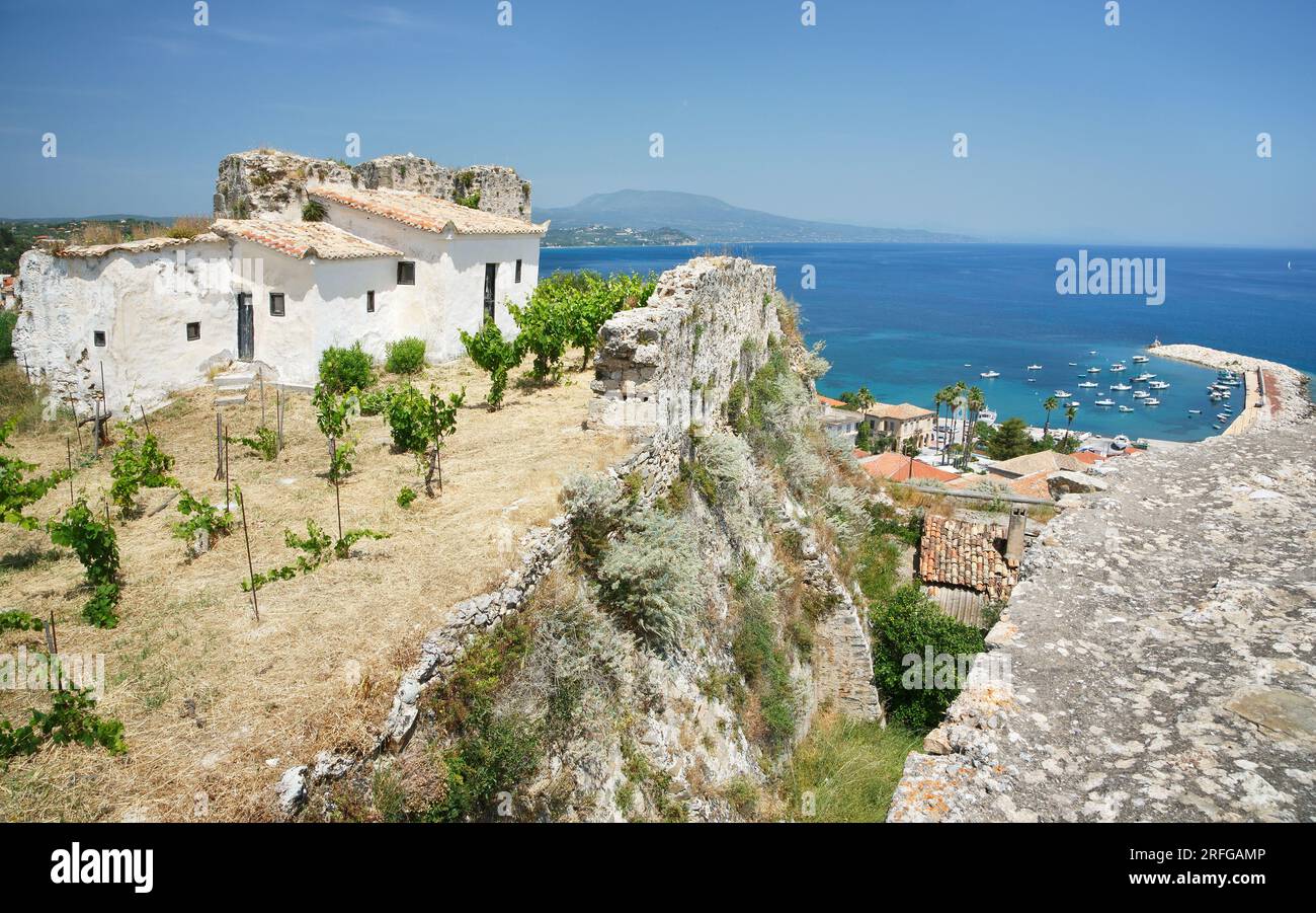 Vue depuis la forteresse vénitienne et le monastère d'Agios Ioannis à Koroni dans le sud du Péloponnèse en Grèce Banque D'Images