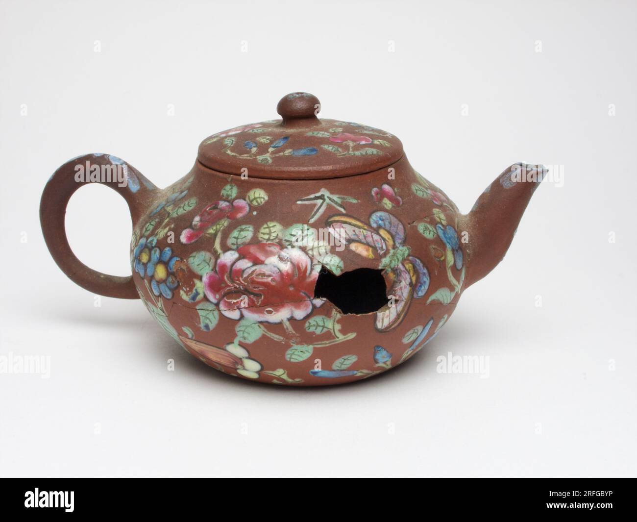 Théière chinoise antique Yixing avec décoration émaillée Banque D'Images