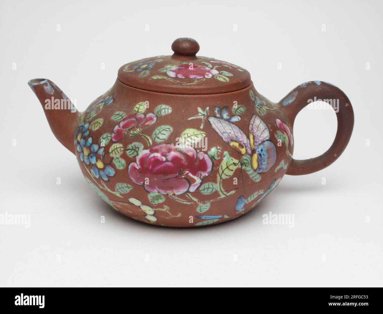 Théière chinoise antique Yixing avec décoration émaillée Banque D'Images