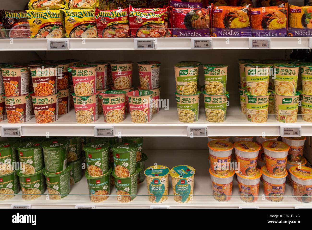 Husavik, Islande - 4 juillet 2023 : étagères pleines de tasse instantanée de nouilles, pâtes, mac et fromage, pour des repas faciles sur la route, dans une épicerie Banque D'Images