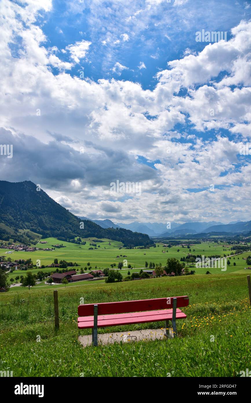 Banc de repos sur le Gebhardshöhe au-dessus de la municipalité de Rettenberg dans le Allgäu, Bavière, Allemagne, Europe Banque D'Images