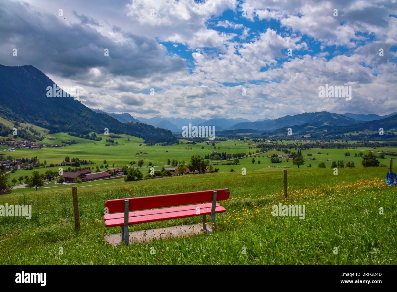 Banc de repos sur le Gebhardshöhe au-dessus de la municipalité de Rettenberg dans le Allgäu, Bavière, Allemagne, Europe Banque D'Images