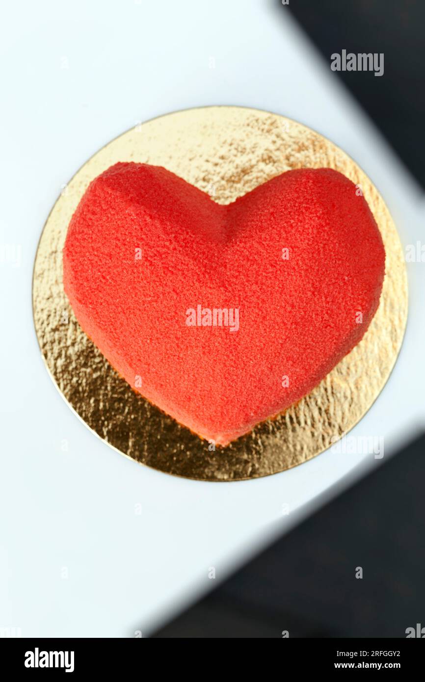 un gâteau en forme de coeur fait à partir d'ingrédients rouges, le gâteau  symbolise l'amour et est fait en forme de coeur Photo Stock - Alamy