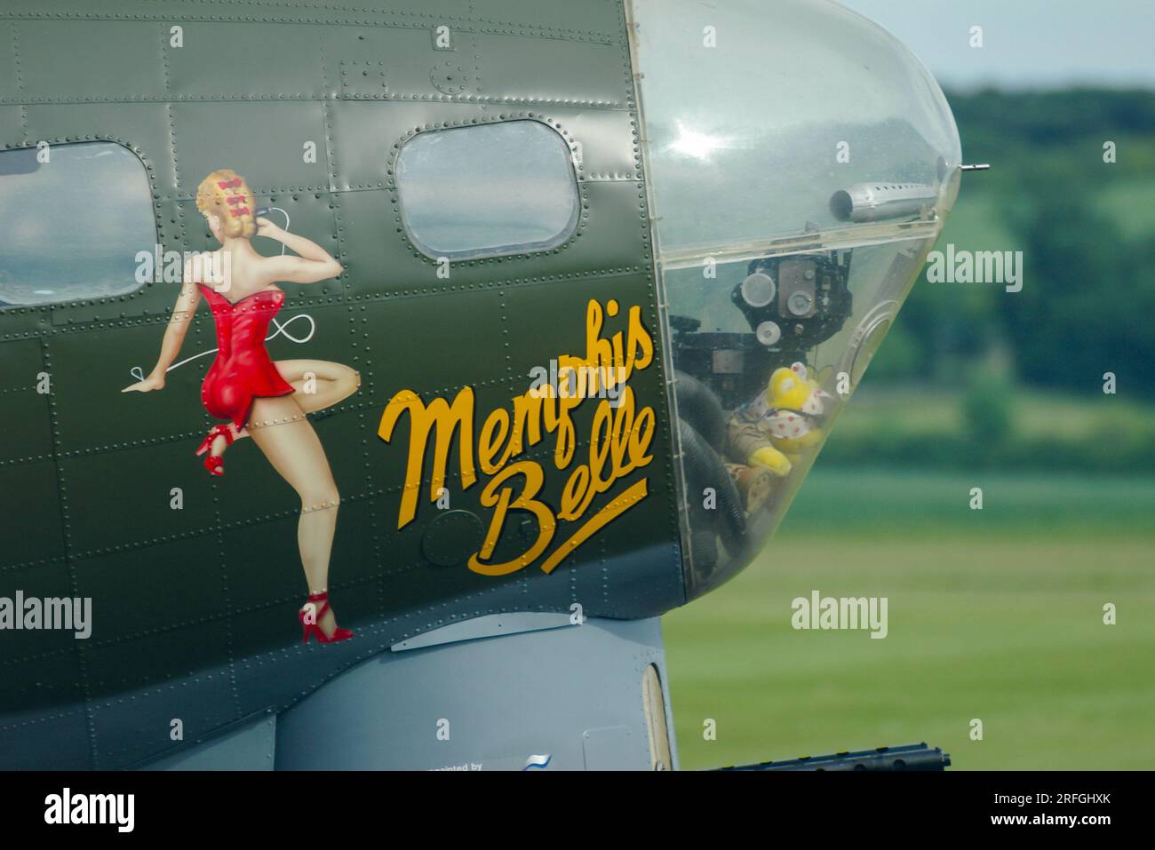 Boeing B-17 'Sally B' portant toujours le nez art 'Memphis Belle' du film du même nom. Position du viseur de bombe nasale avec viseur de bombe Banque D'Images