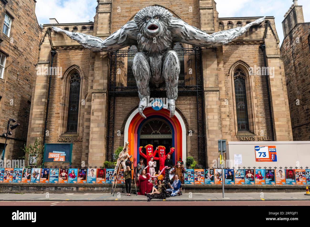 Les artistes devant le « Skywalker » de l’artiste australienne Lisa Roet – un gigantesque Skywalker Gibbon gonflable – est gonflé au-dessus de House of Oz, marquant une nouvelle silhouette emblématique qui rejoint la Skyline Fringe. Le lieu est situé dans King’s Hall. Crédit : Euan Cherry Banque D'Images