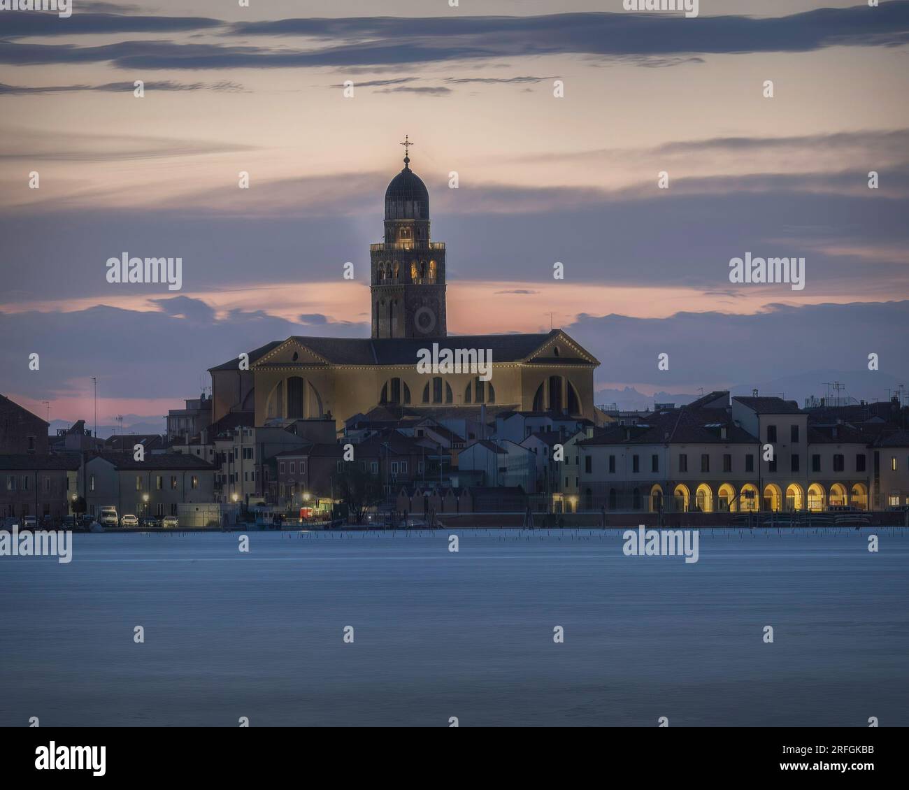 La graziosa cittadina di Chioggia, soprannominata la Piccola Venezia, è un porto marittimo famoso anche per la pesca, è attraversata da numerosi canal Banque D'Images