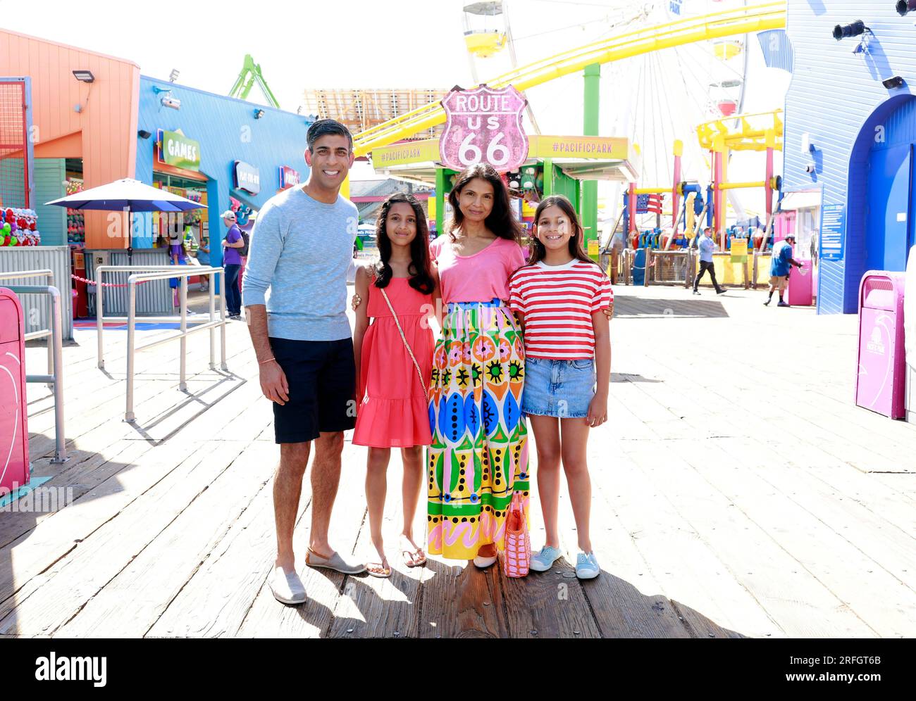 (De gauche à droite) le Premier ministre Rishi Sunak, Anoushka Sunak, Akshata Murty et Krishna Sunak visitent Santa Monica Pier à Santa Monica, en Californie, pendant leurs vacances d'été. Date de la photo : jeudi 3 août 2023. Banque D'Images