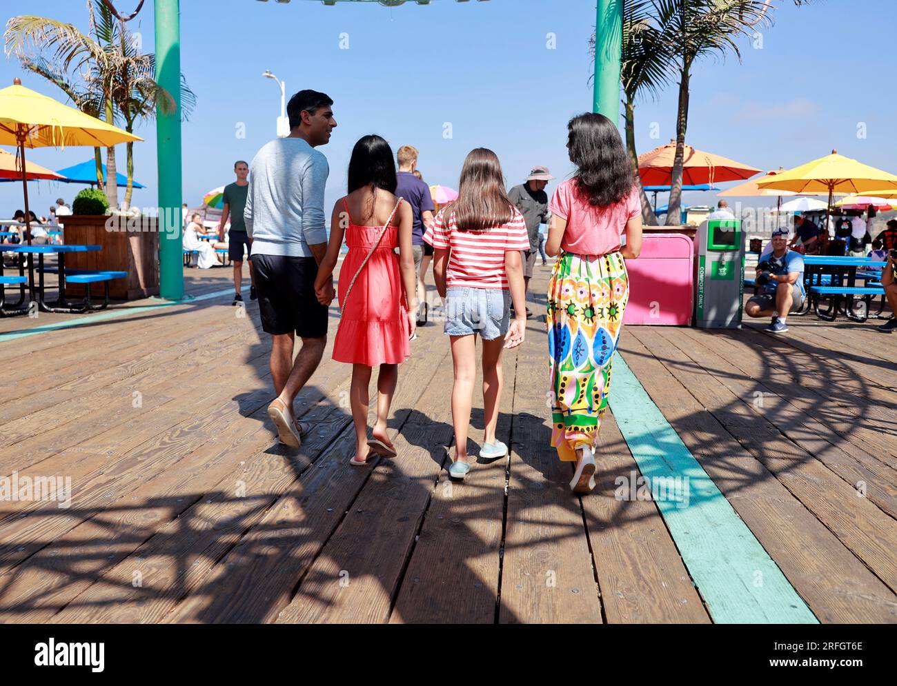 (De gauche à droite) le Premier ministre Rishi Sunak, Anoushka Sunak, Krishna Sunak et Akshata Murty visitent Santa Monica Pier à Santa Monica, en Californie, pendant leurs vacances d'été. Date de la photo : jeudi 3 août 2023. Banque D'Images