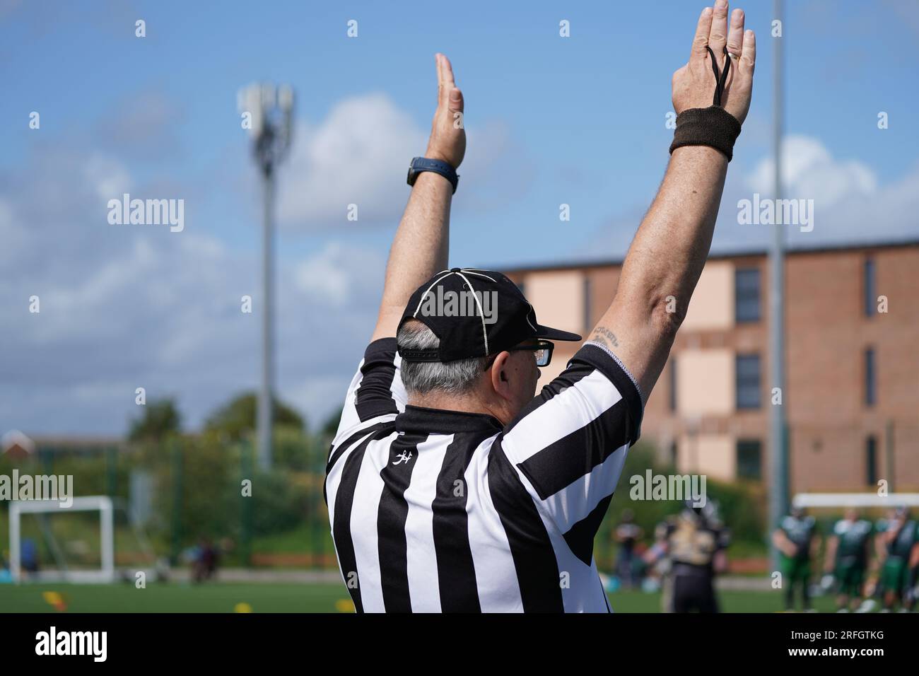 Officiel du football américain signalant un touchdown Banque D'Images