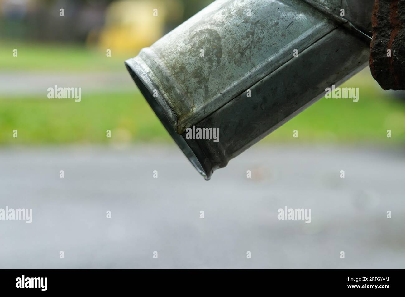 Gros plan du bas du tuyau de vidange au coin de la maison. Banque D'Images