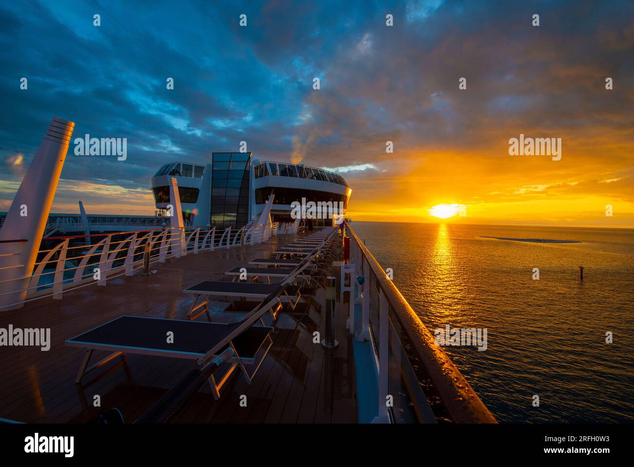 Vue en soirée du bateau de croisière MSC Divina Banque D'Images