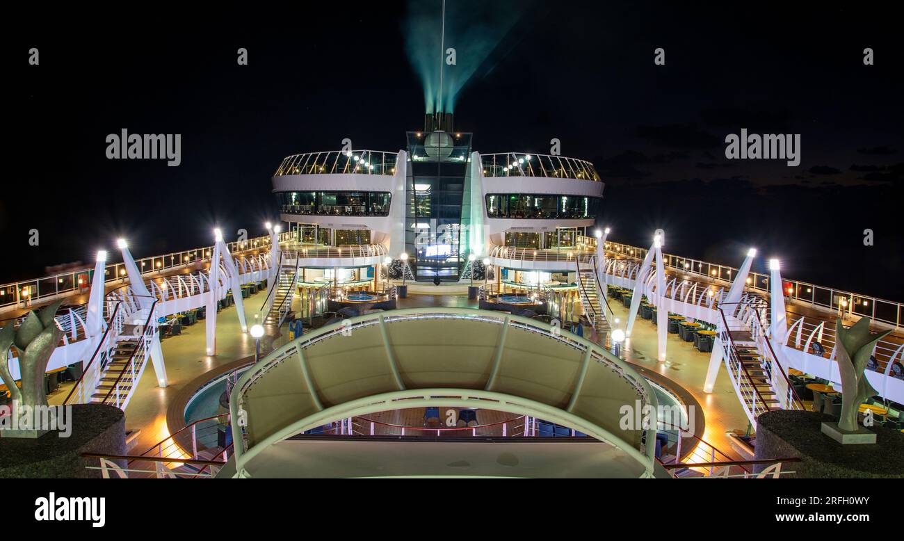 Vue en soirée du bateau de croisière MSC Divina Banque D'Images