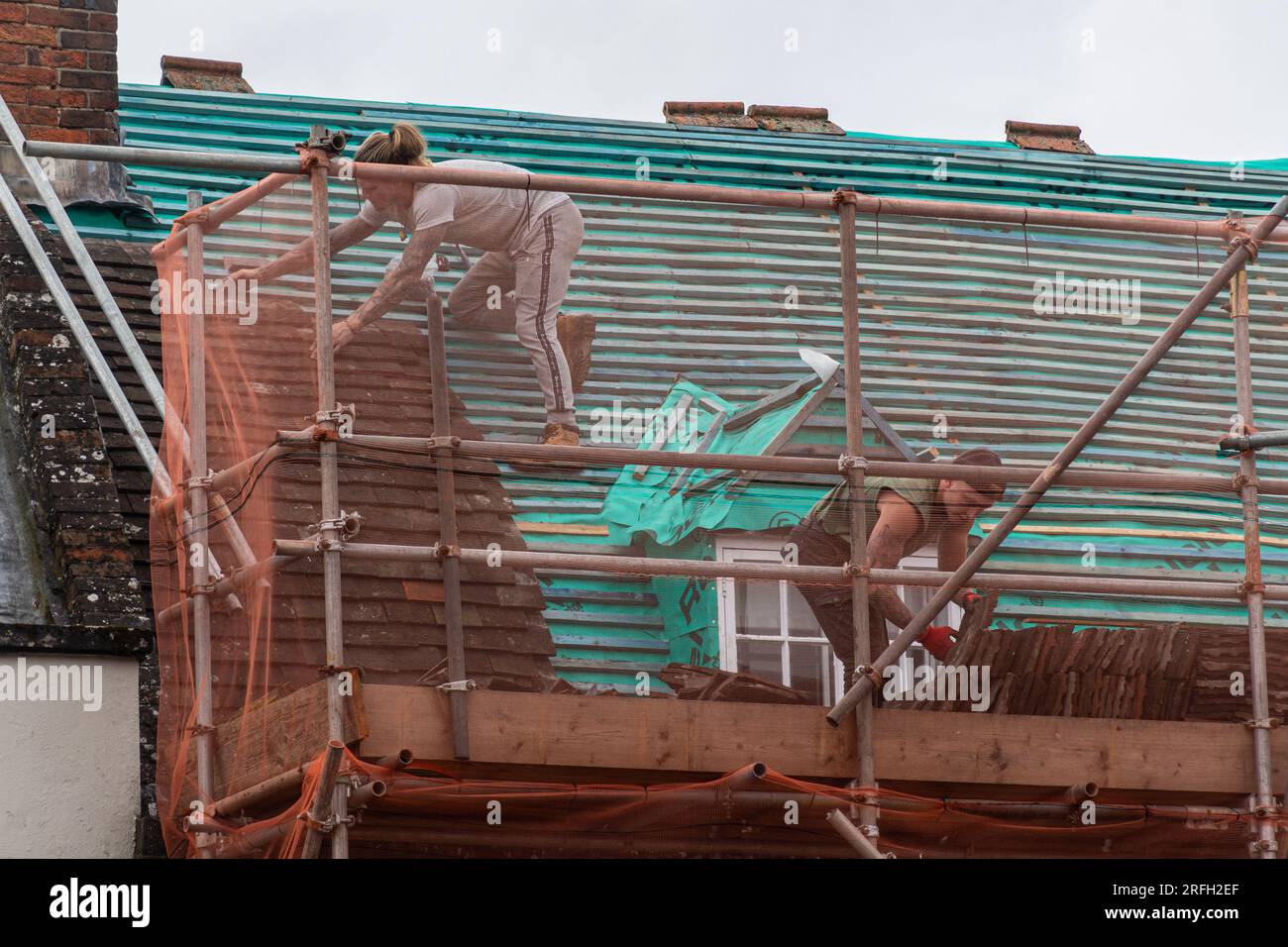 Deux couvreurs au travail carrelant un toit, occupation, occupations, emploi, emplois Banque D'Images