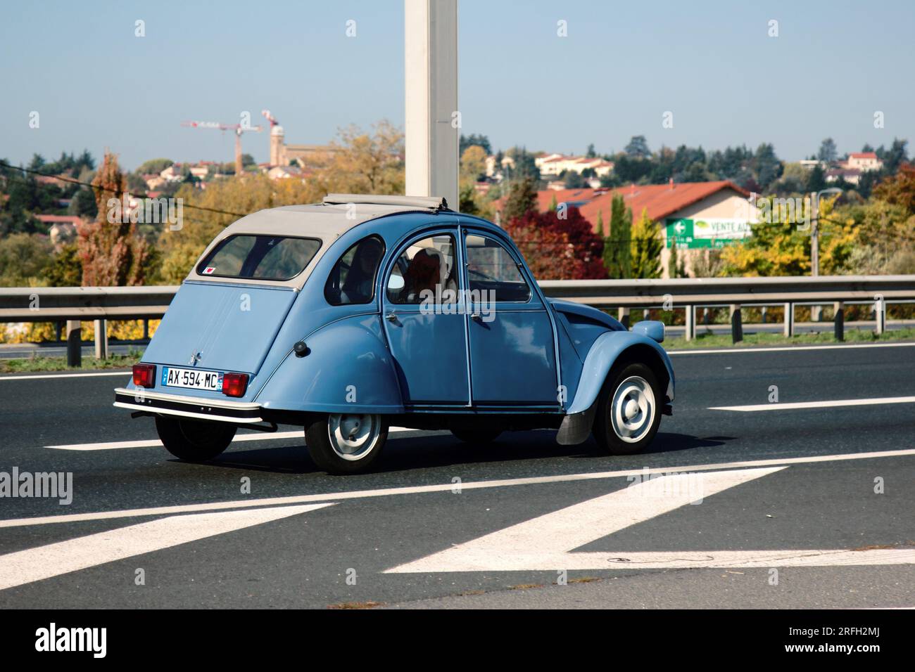 Dijon, France - 15.09.2017 : vieille voiture Citroën. Peut être CITROЛN 2CV 1955 Banque D'Images