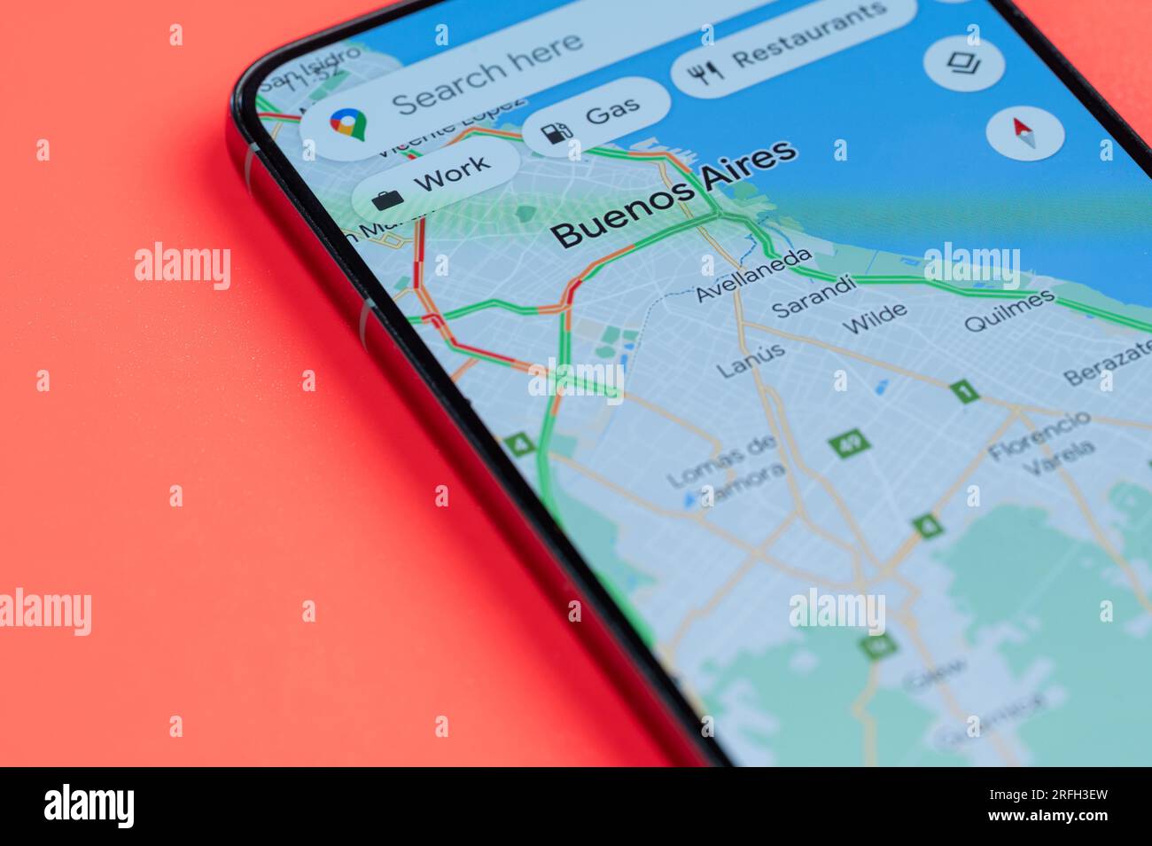 New York, USA - 21 juillet 2023 : carte des embouteillages à Buenos Aires sur écran smartphone vue rapprochée avec fond rouge Banque D'Images