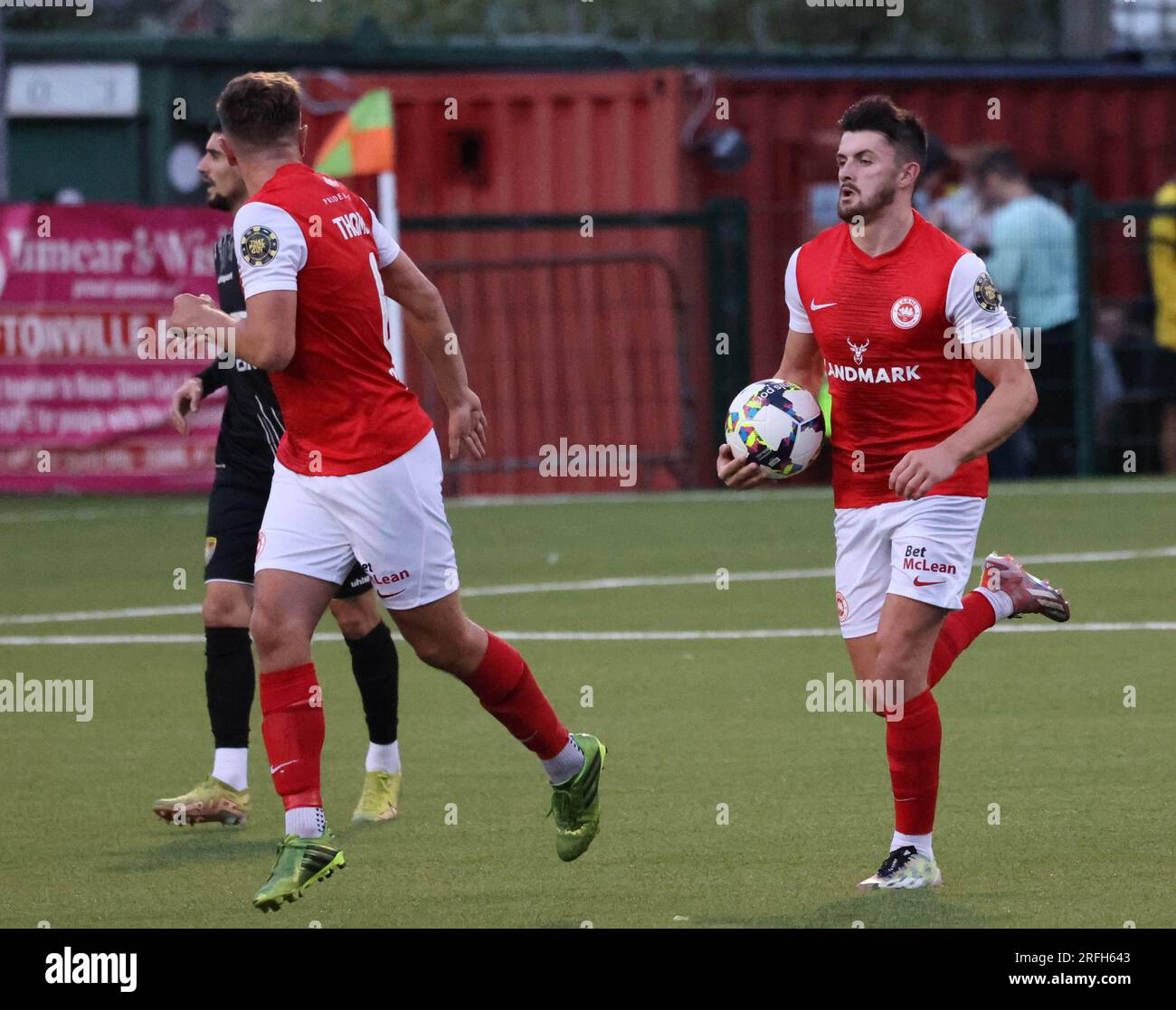 Solitude, Belfast, Irlande du Nord, Royaume-Uni. 03 août 2023. UEFA Europa Conference League deuxième tour de qualification (2e manche) – Larne contre Ballkani. Action du match de ce soir à Solitude. (Larne en rouge). Larne tire un but en arrière (1-3) après une pénalité de Lee bonis (10). Crédit : CAZIMB/Alamy Live News Banque D'Images