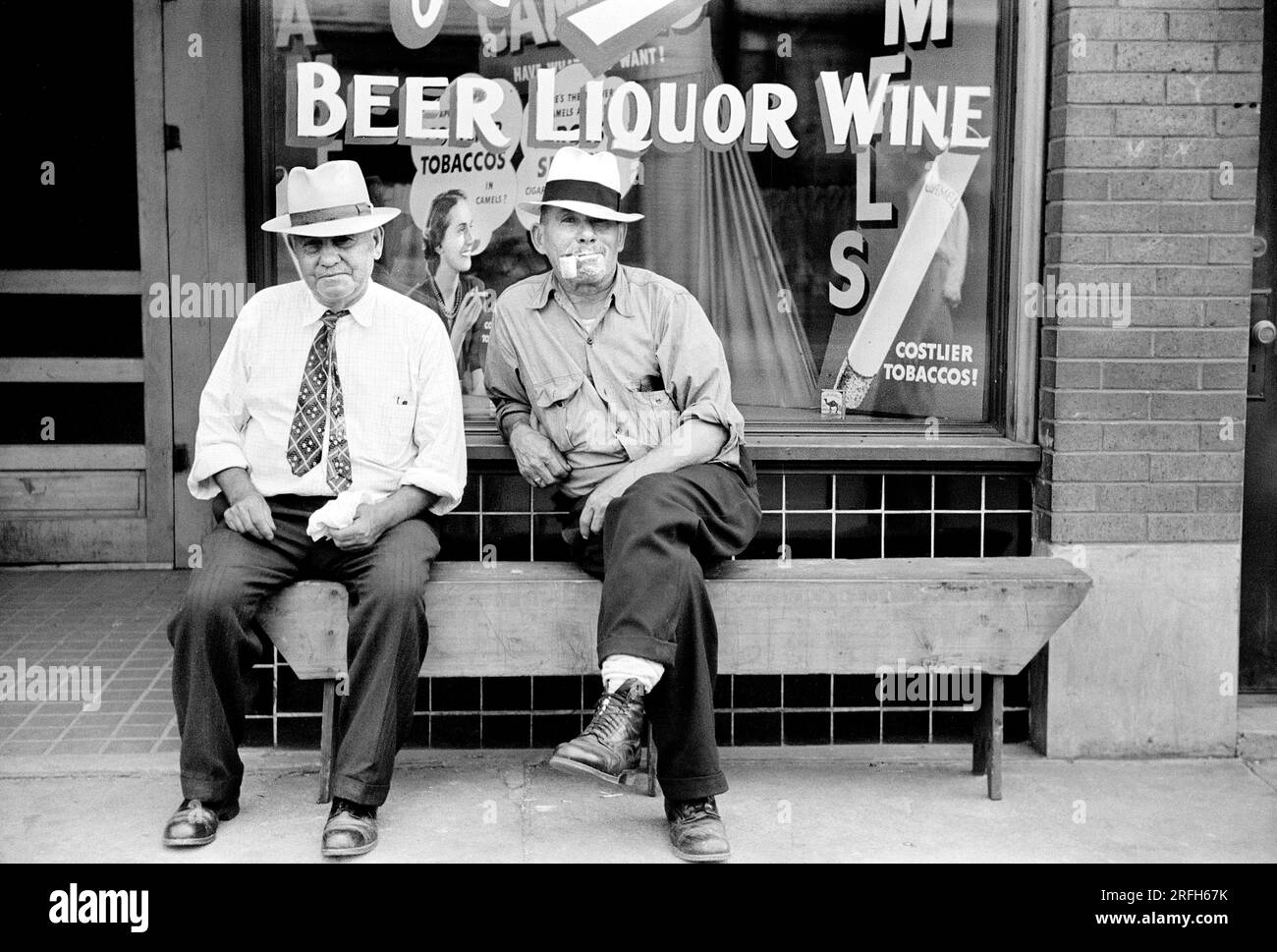 Deux ouvriers de l'acier en congé, Midland, Pennsylvanie, USA, Arthur Rothstein, ÉTATS-UNIS Farm Security Administration, juillet 1938 Banque D'Images