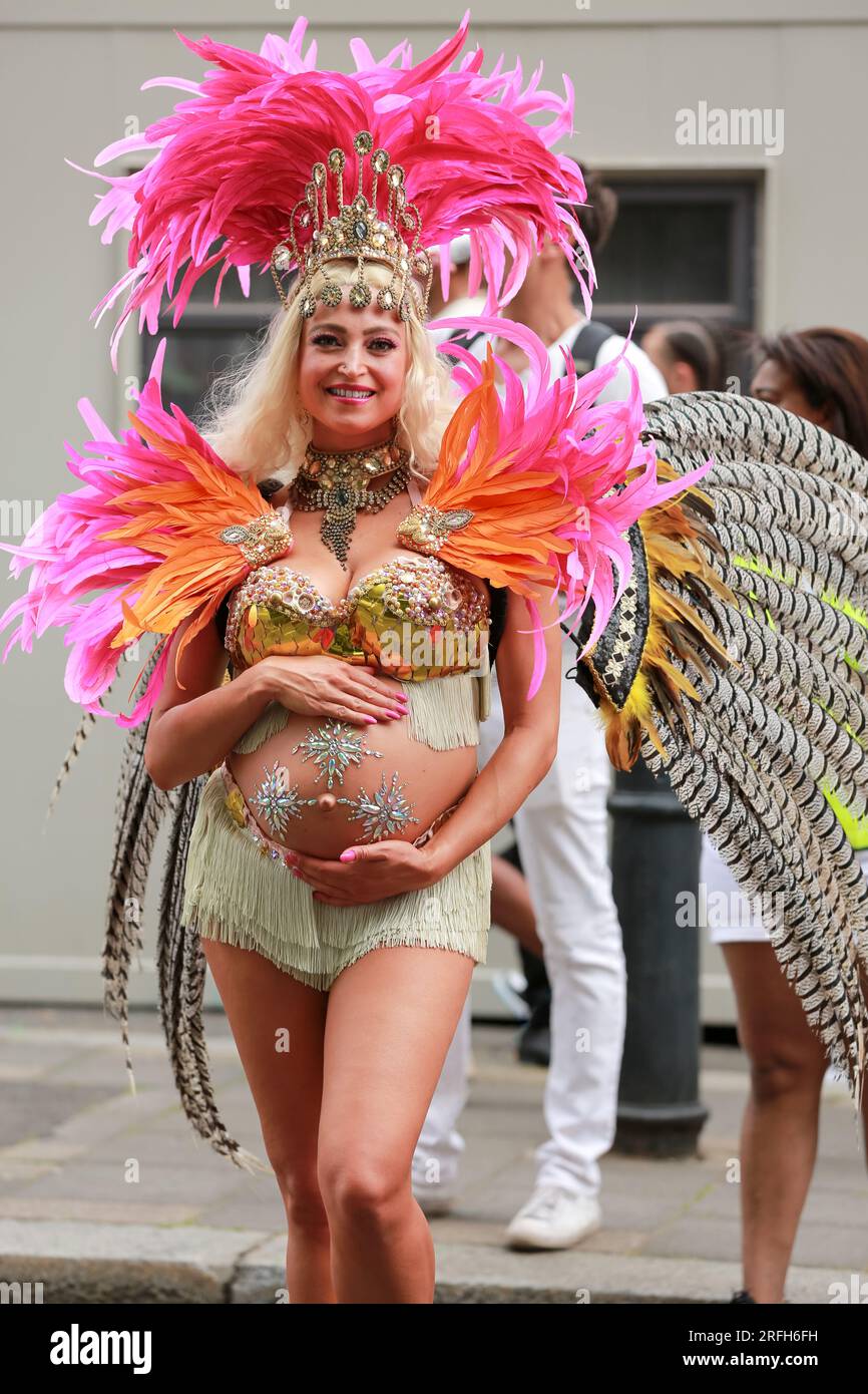 Londres, Royaume-Uni. 29 août 2022. Une danseuse enceinte au Carnaval de Notting Hill. La plus grande fête de rue en Europe. Crédit : Waldemar Sikora Banque D'Images
