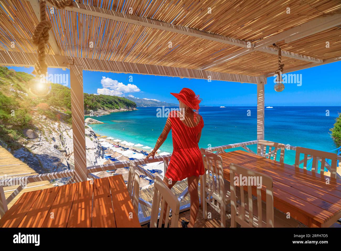 Femme profitant de la plage d'en haut Pulebardha Beach en Albanie est l'endroit idéal pour se détendre, nager et plonger dans un environnement magnifique Banque D'Images
