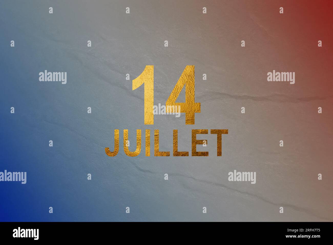 Quelques drapeaux français et le texte bon 14 juillet, joyeux 14 juillet, fête nationale de la France écrit en français, sur fond blanc cassé. Banque D'Images