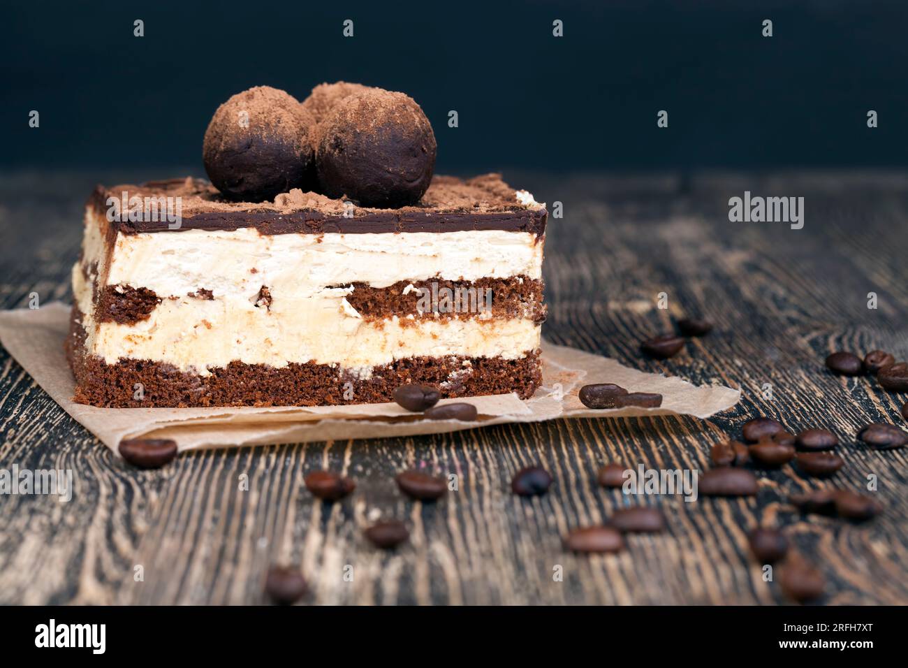 gâteau au chocolat à la crème de beurre, délicieux dessert au chocolat à  base de gâteaux au chocolat à la crème de beurre Photo Stock - Alamy