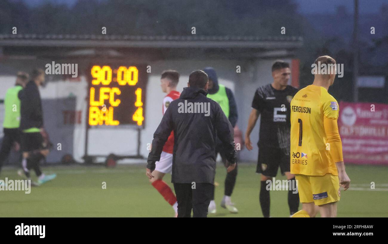 Solitude, Belfast, Irlande du Nord, Royaume-Uni. 03 août 2023. UEFA Europa Conference League deuxième tour de qualification (2e manche) – Larne contre Ballkani. Action du match de ce soir à Solitude. (Larne en rouge). Une fin de soirée misérable pour le patron de Larne, Tiernan Lynch, après leur défaite en 4-1. Crédit : CAZIMB/Alamy Live News Banque D'Images