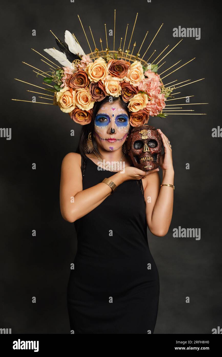 Santa Muerte. Portrait d'une femme avec maquillage de crâne de sucre. Maquillage Halloween. Portrait de Calavera Catrina Banque D'Images