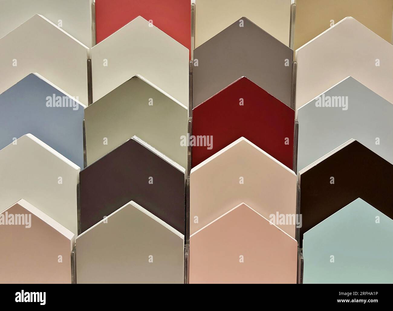 Échantillons de cartes de peinture de couleur présentés dans une quincaillerie avec des tons neutres de terre. Section isolée d'échantillons colorés pointés. Banque D'Images
