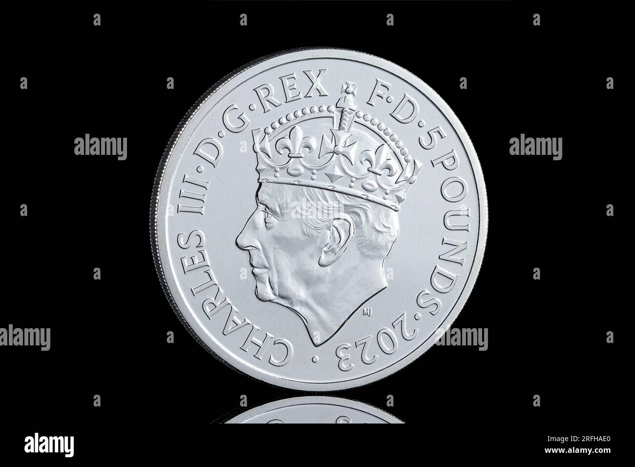 Pièce de 5 £ pour commémorer le couronnement du roi Charles III le 6 mai 2023. Banque D'Images