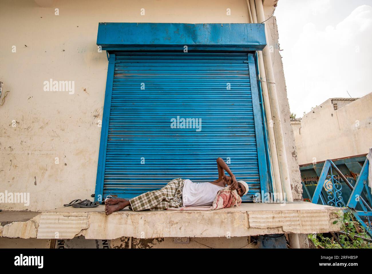 Gurugram, Inde. 03 août 2023. Un musulman vu dormir dans sa boutique près d'Ambedkar chowk. Les violences qui ont éclaté dans le district de Nuh de Haryana le 31 juillet 2023, se sont propagées régulièrement à Sohna Chowk, où plusieurs magasins et chariots à main ont été brûlés en cendres par la foule, à Sohna, Gurugram, Haryana, en Inde. Des affrontements communautaires ont éclaté dans le district de Nuh le 31 juillet 2023 lors d'une procession religieuse organisée par Vishwa Hindu Parishad (VHP) et son aile jeunesse Bajrang Dal Crédit : SOPA Images Limited/Alamy Live News Banque D'Images