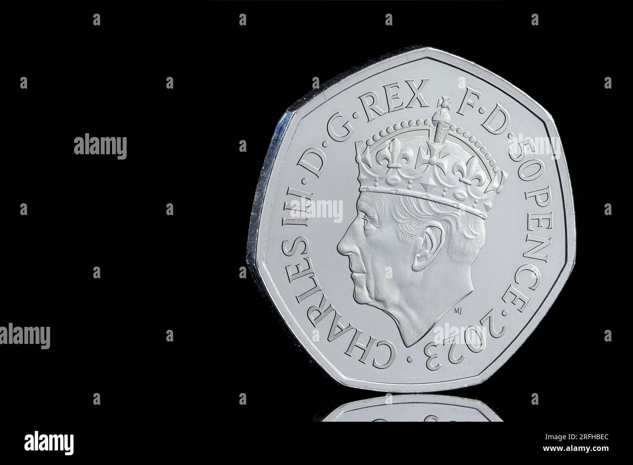 Pièce de 50 pence pour commémorer le couronnement du roi Charles III le 6 mai 2023 et représentant le roi Charles III portant une couronne Banque D'Images