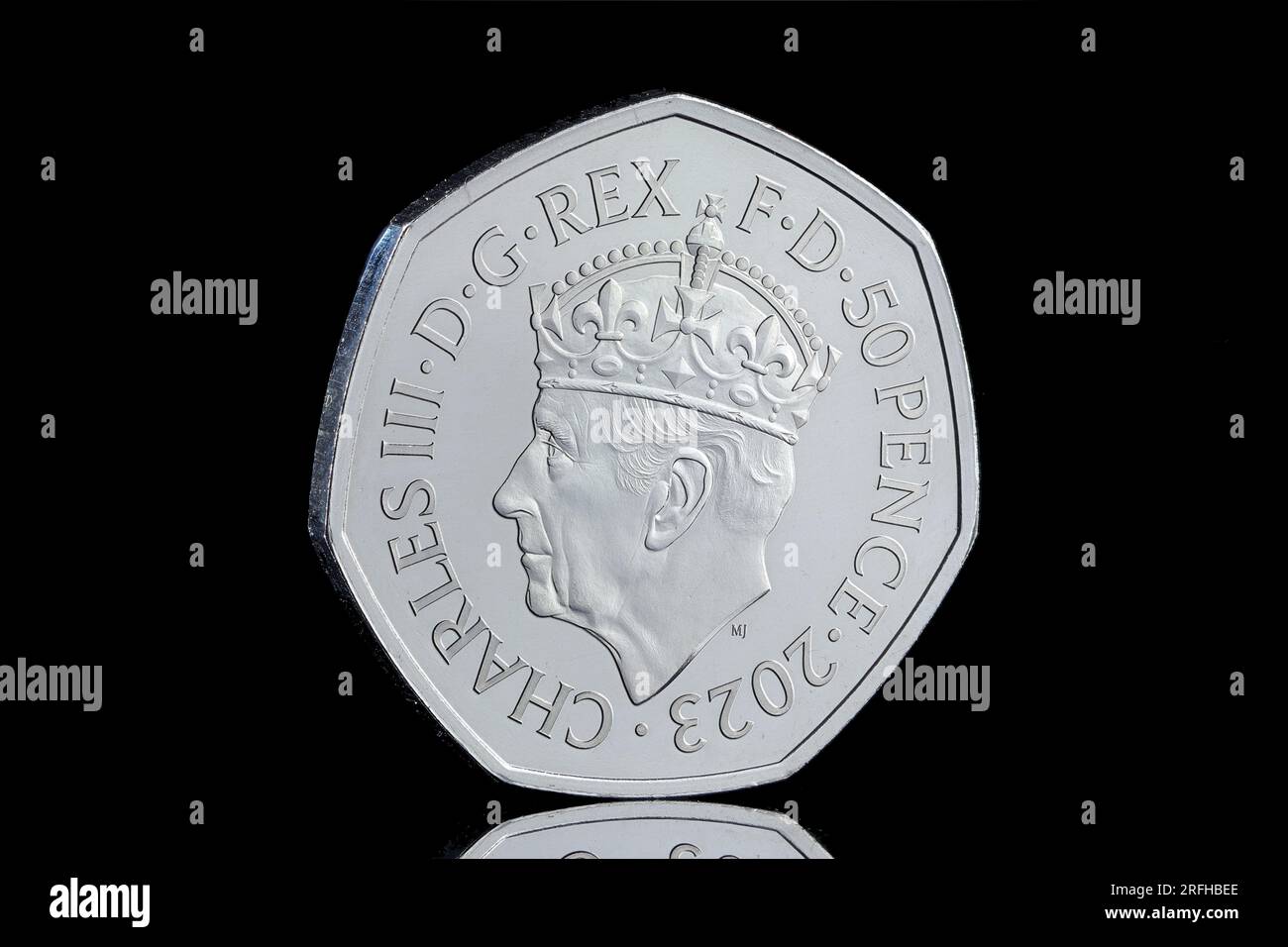 Pièce de 50 pence pour commémorer le couronnement du roi Charles III le 6 mai 2023 et représentant le roi Charles III portant une couronne Banque D'Images