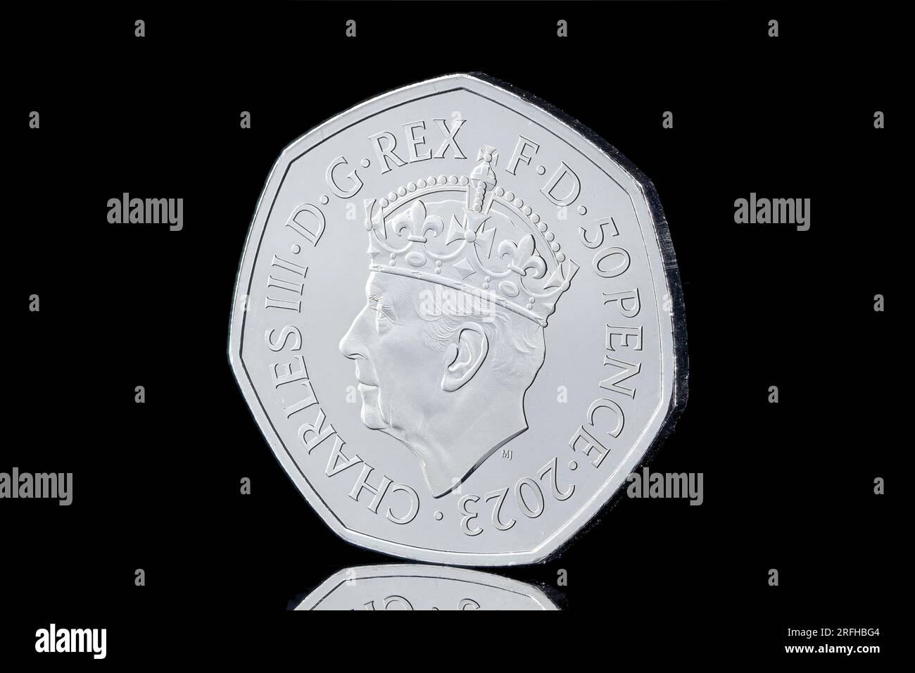 Pièce de 50 pence pour commémorer le couronnement du roi Charles III le 6 mai 2023 et représentant le roi Charles III portant une couronne Banque D'Images