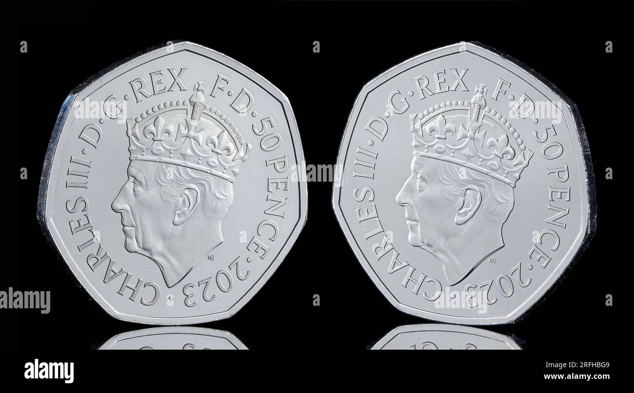 Pièce de 50 pence pour commémorer le couronnement du roi Charles III le 6 mai 2023 et représentant le roi Charles III portant une couronne Banque D'Images