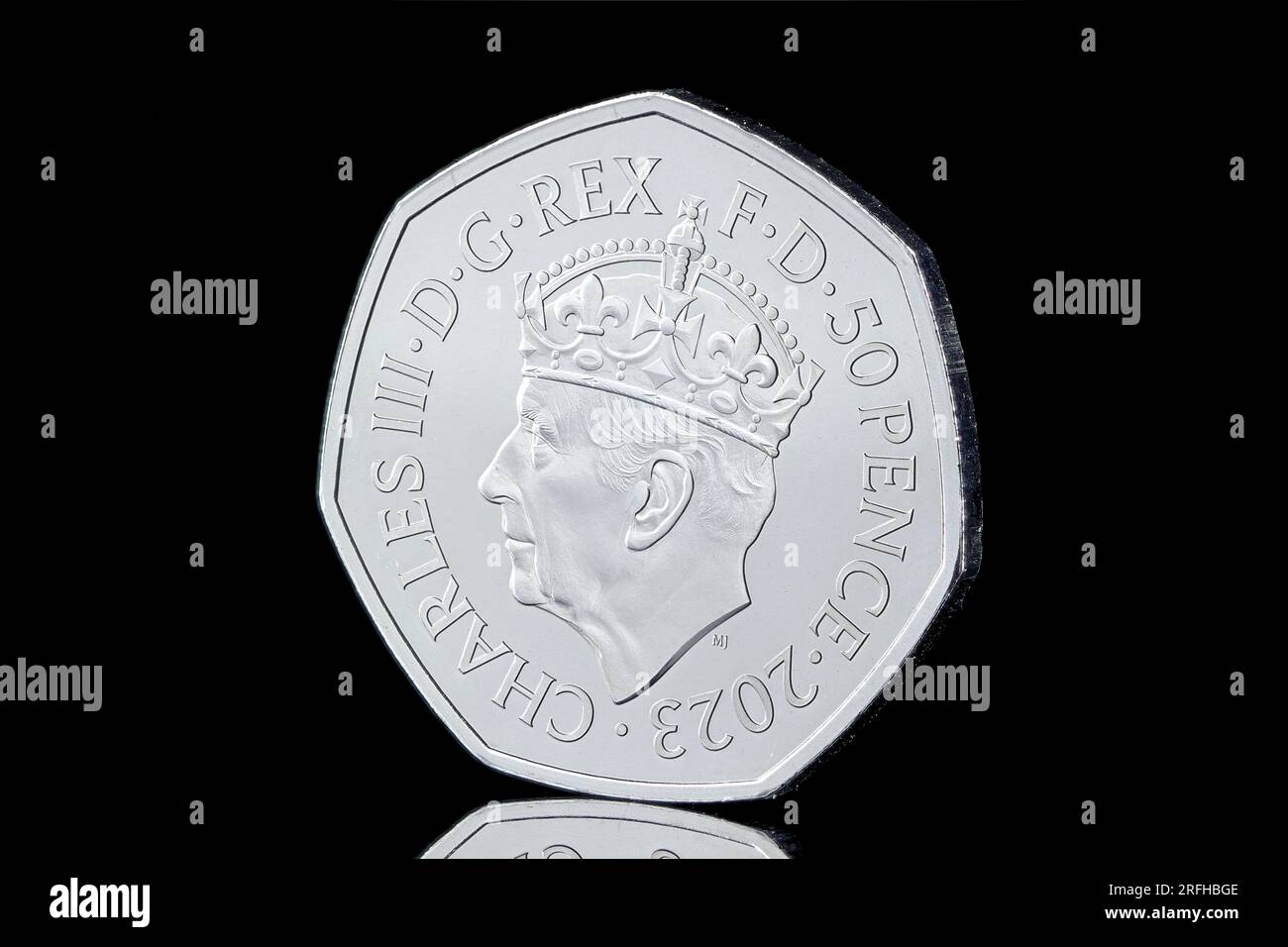 Pièce de 50 pence pour commémorer le couronnement du roi Charles III le 6 mai 2023 et représentant le roi Charles III portant une couronne Banque D'Images