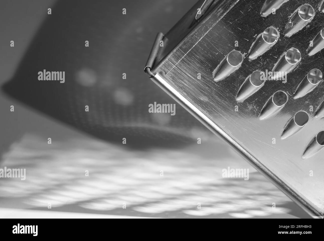 râpe à légumes, gros plan de l'outil de cuisine, nourriture et boisson noir et blanc, concept de cuisine, espace de copie libre Banque D'Images