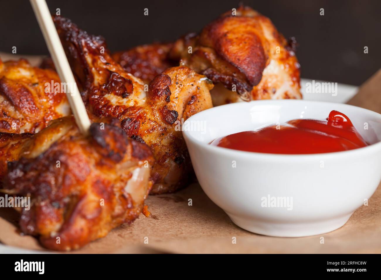 ailes de poulet cuites au four avec ketchup, les ailes sont cuites et prêtes à manger dans un café Banque D'Images