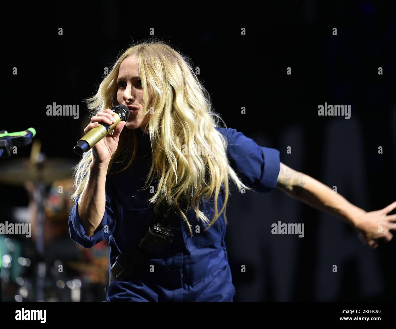 2 août 2023, Portsmouth, Virginie, USA : WALK Off THE EARTH membres SARAH BLACKWOOD, divertissez les gens au pavillon Atlantic Union Bank à Portsmouth, Virginie le 2 août 2023..photo Â© Jeff Moore 2022 (image de crédit : © Jeff Moore/ZUMA Press Wire) USAGE ÉDITORIAL SEULEMENT! Non destiné à UN USAGE commercial ! Banque D'Images