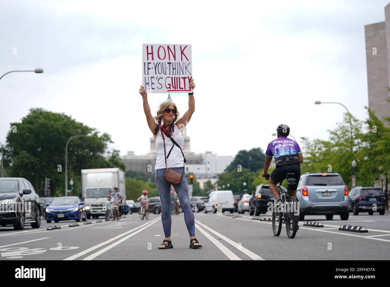 Washington, États-Unis. 03 août 2023. Un manifestant tient une affiche « Honk If You Think He's Guilty » le long de Pennsylvania Avenue alors que l'ancien président Donald Trump arrive pour sa mise en accusation pour subversion électorale, à Washington DC, le jeudi 3 août 2023. Le conseiller spécial Jack Smith a inculpé l'ancien président de quatre chefs d'accusation en lien avec ses actions avant et après l'attaque du 6 janvier contre le Capitole des États-Unis. Photo Bonnie Cash/UPI crédit : UPI/Alamy Live News Banque D'Images