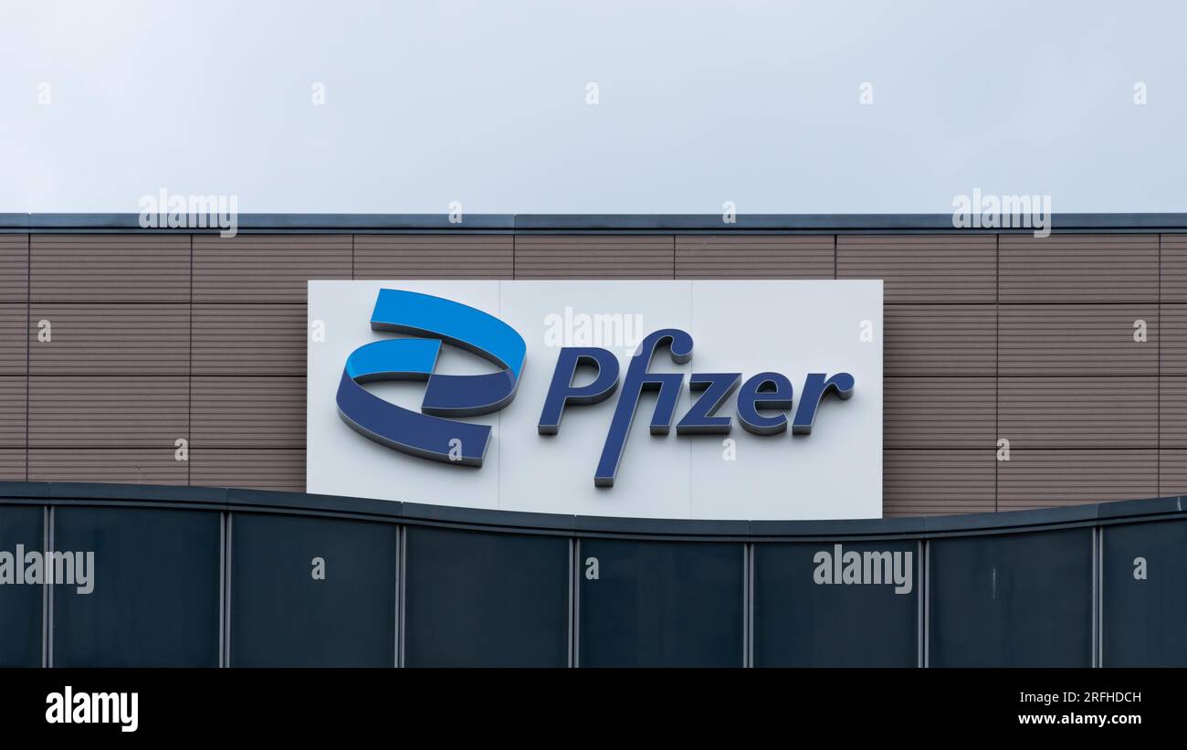 Nouveau logo de Pharmaceutical Corporation Pfizer au siège allemand à Berlin Banque D'Images