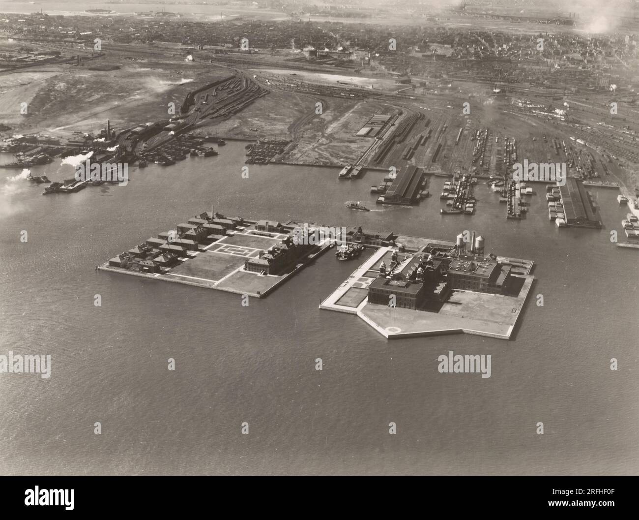 Vue aérienne d'Ellis Island, New York, avril 1940 Banque D'Images