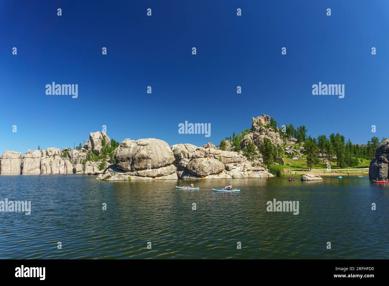 Pagayeurs et nageurs à Sylvan Lake, Custer State Park, Dakota du Sud, Black Hills Alpine Lake, journée d'été Banque D'Images