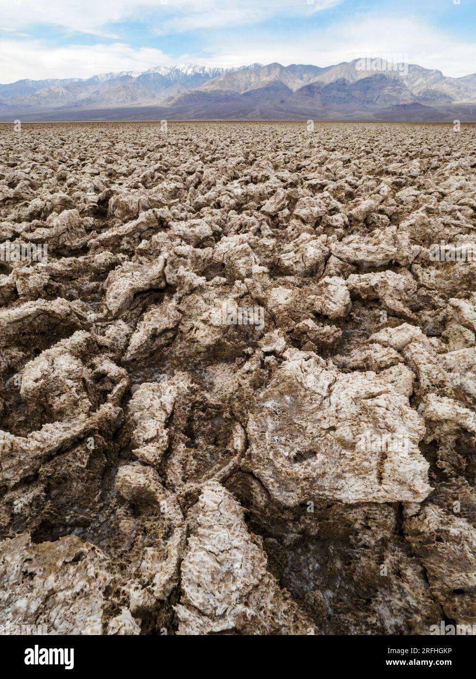 Le Devil's Golf course, un grand bac à sel rempli de cristal de halite, parc national de Death Valley, Californie, États-Unis. Banque D'Images