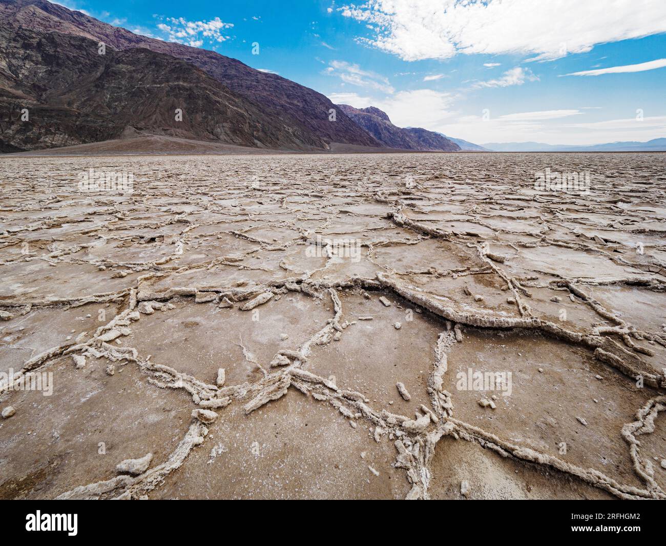 Les plaines salées du bassin de Badwater, le point le plus bas en Amérique du Nord, parc national de Death Valley, Californie, États-Unis. Banque D'Images Les plaines salées du bassin de Badwater, le point le plus bas en Amérique du Nord, parc national de Death Valley, Californie, États-Unis. Banque D'Images